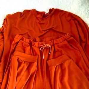 Brown lounge set. Pockets and banded legs